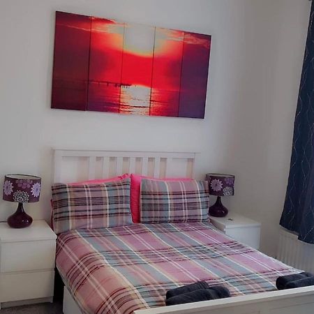 2 Bed 1St Floor Apartment-Own Entrance & Parking Portsmouth Eksteriør billede